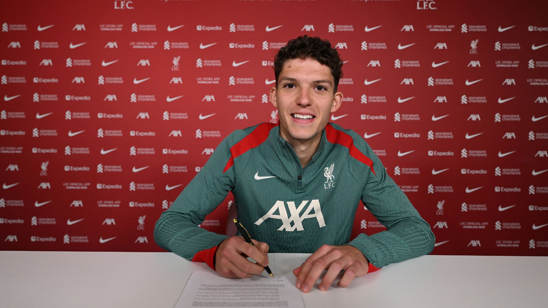 HIVATALOS: Pécsi Ármin a Liverpoolhoz szerződött - videó